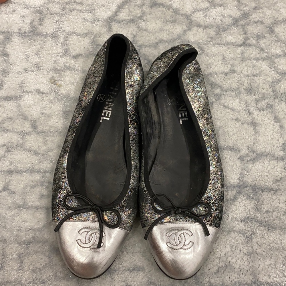 CHANEL! Metallic ballet flats great condition